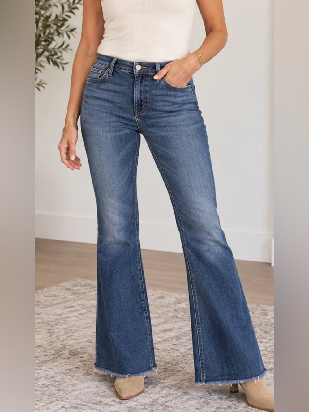MOTHER THE WEEKEND FRAY TEAMING UP FLARE RAW HEM JEANS SIZE 30
